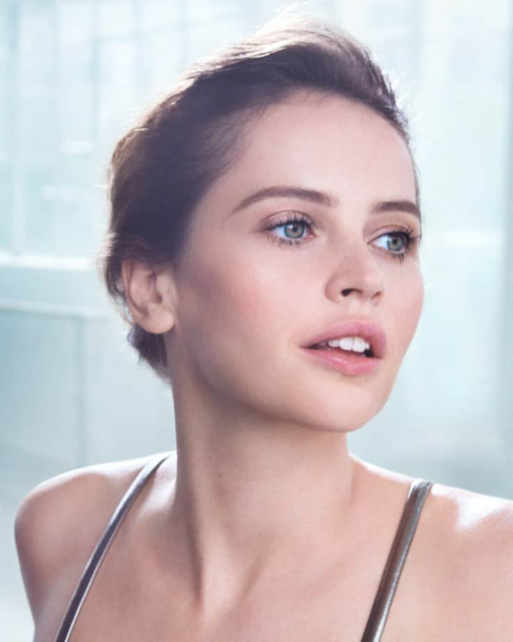 Clé de Peau Beauté Officialさんのインスタグラム写真 - (Clé de Peau Beauté OfficialInstagram)「Introducing the new #KeyRadianceCare featured in the #CPBBrillianceComesToLight Campaign. #FelicityJones shot by @inezandvinoodh.」8月10日 3時53分 - cledepeaubeaute