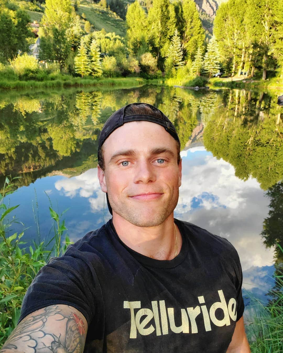 ガス・ケンワージーのインスタグラム：「Fishing! But mostly just for compliments... 🎣」
