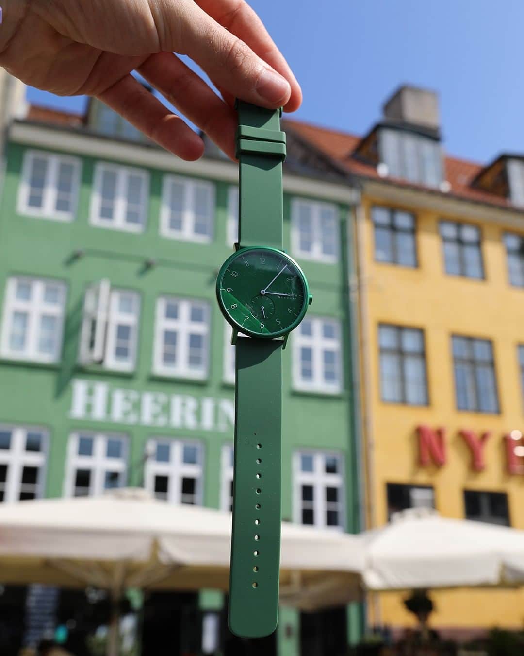 スカーゲンさんのインスタグラム写真 - (スカーゲンInstagram)「When your watch matches the houses of Nyhavn. #SKAGENincolor . . . . . #cphfw #copenhagen #nyhaven #watchesofinstagram #instawatch #watchoftheday」8月10日 4時00分 - skagendenmark