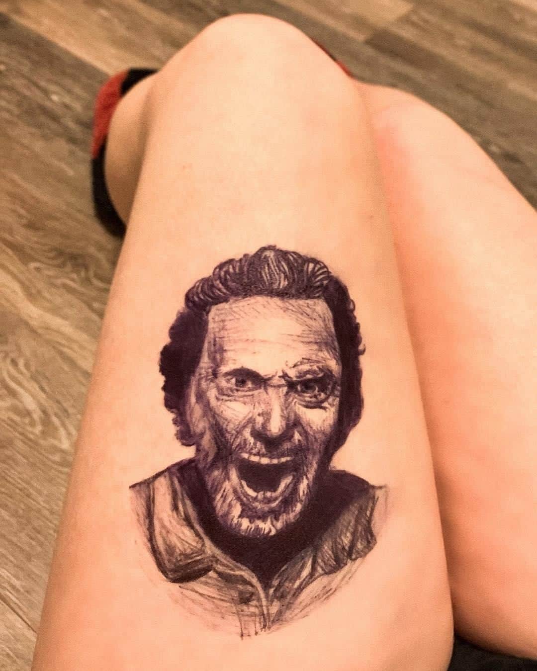 The Walking Deadさんのインスタグラム写真 - (The Walking DeadInstagram)「What happens when you find a cool picture of Rick Grimes? You draw it on your leg, of course! This incredible and unique #FanArtFriday is thanks to @amywrubelart! #TWD」8月10日 4時00分 - amcthewalkingdead