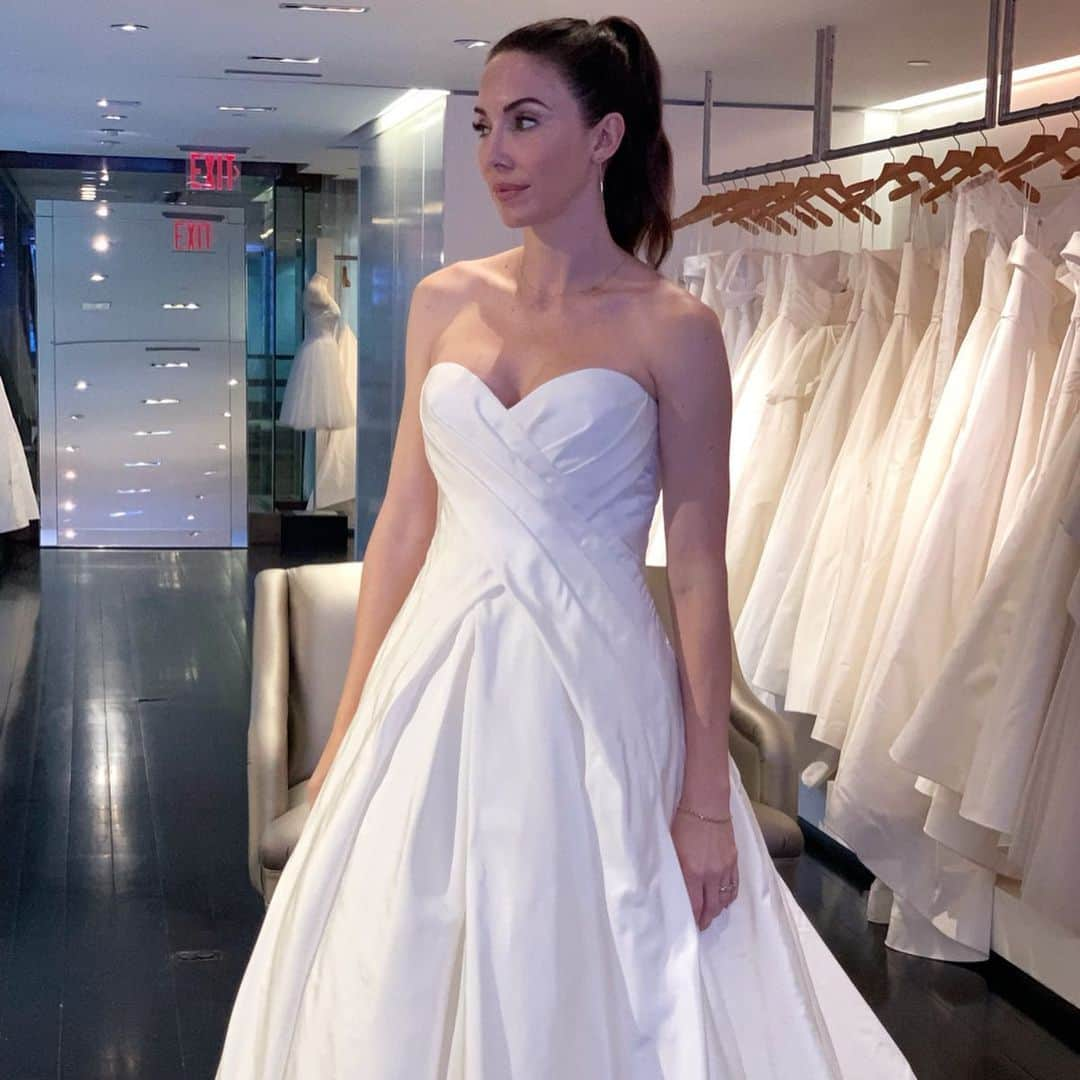 ウィットニー・カミングスさんのインスタグラム写真 - (ウィットニー・カミングスInstagram)「Wedding dress shopping is surprisingly hard and I rolled my ankle numerous times...but which one do you like? And thank you @amsale for letting me be such a dumb ass in your beautiful salon.」8月10日 4時14分 - whitneycummings