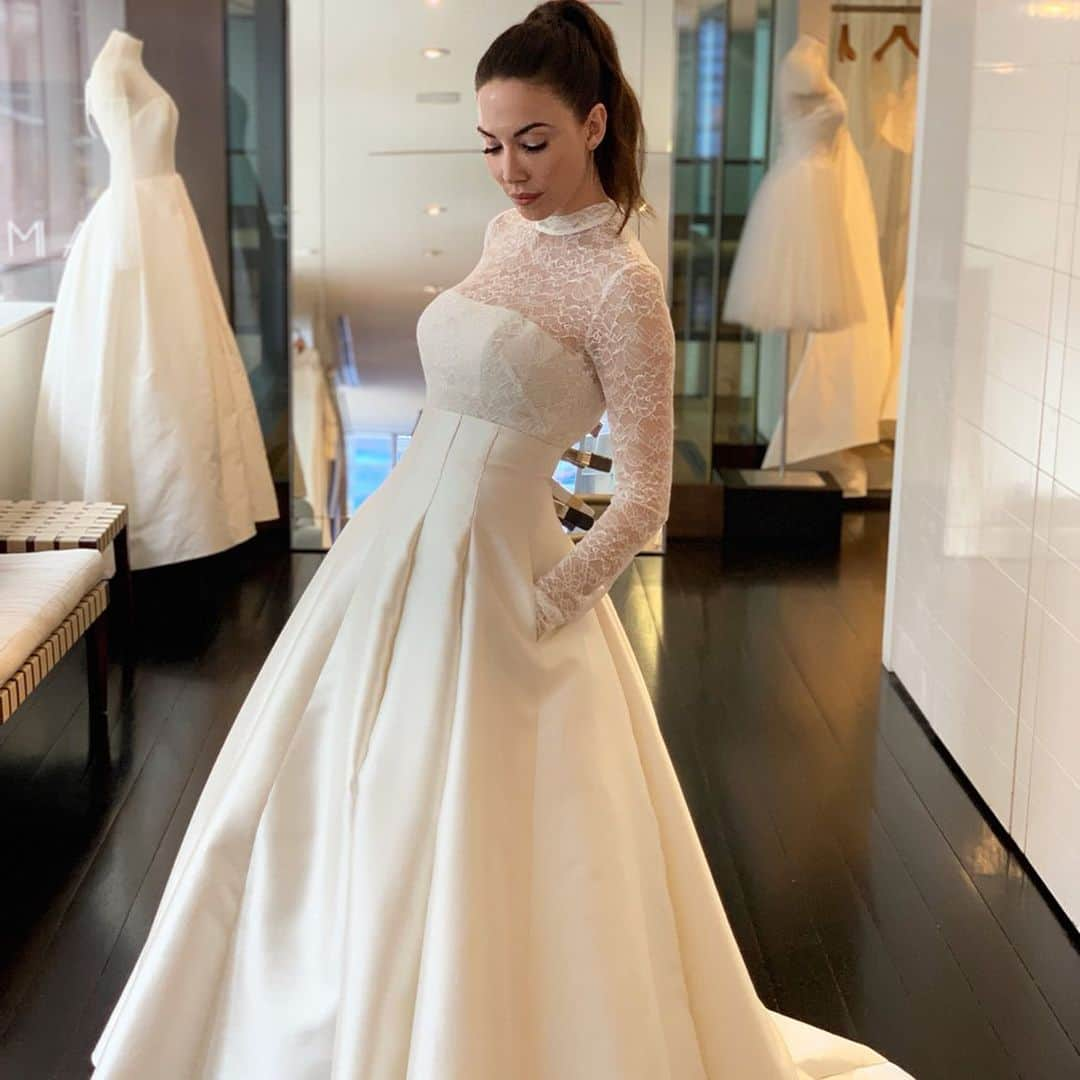 ウィットニー・カミングスさんのインスタグラム写真 - (ウィットニー・カミングスInstagram)「Wedding dress shopping is surprisingly hard and I rolled my ankle numerous times...but which one do you like? And thank you @amsale for letting me be such a dumb ass in your beautiful salon.」8月10日 4時14分 - whitneycummings