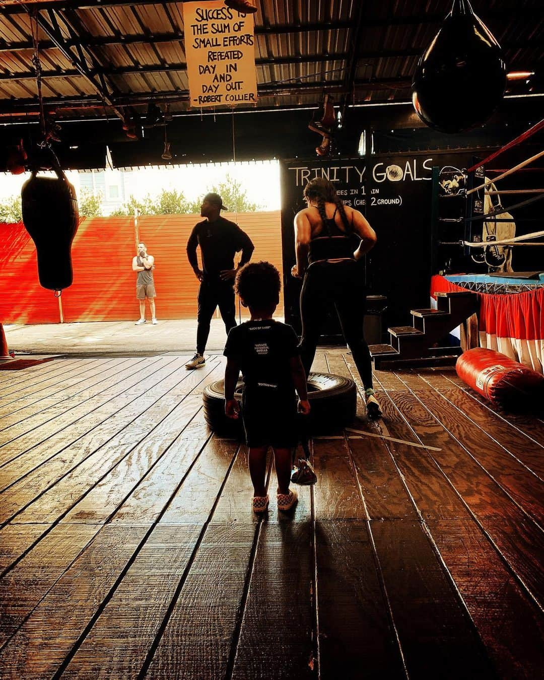 Angela Simmonsさんのインスタグラム写真 - (Angela SimmonsInstagram)「He’s watching even when I don’t know 📸 : had no idea this photo was being taken .. I was working out . He was watching ♥️ @hollywoodhino」8月10日 4時11分 - angelasimmons