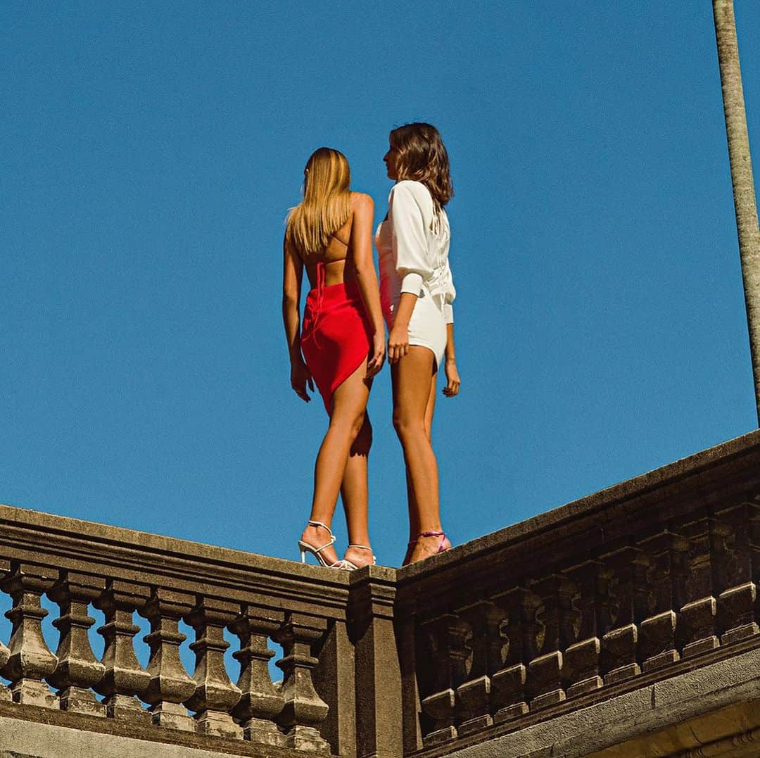 Schutzのインスタグラム：「UNLOCK YOUR SUMMER: shoes with a view 💛| #schutzsummer #unlockyourcity」
