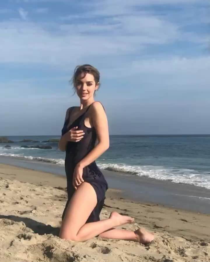 アデレード・ケインのインスタグラム：「Happy Birthday to MEEEE 😹」