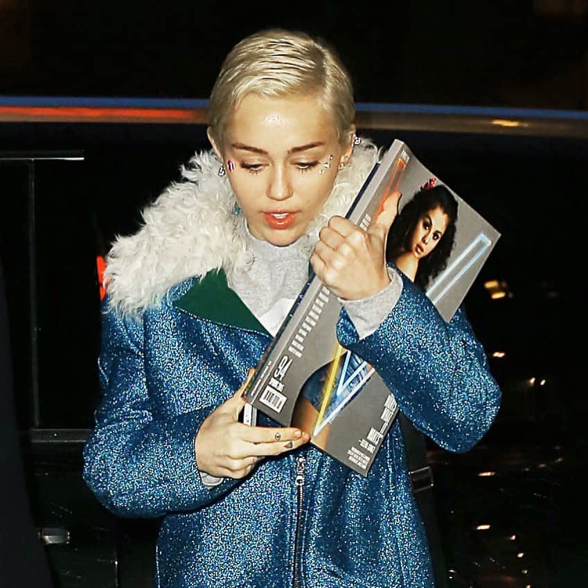 V Magazineさんのインスタグラム写真 - (V MagazineInstagram)「“I never leave the house without my @selenagomez issue of V Magazine #securityblanket” —@mileycyrus — If a book is feeling too heavy to lug around on #NationalBookDay, pick up a magazine! Specifically V magazine! Shop #V94 and more from our iconic archive now via link in bio 📚 — #V」8月10日 4時15分 - vmagazine
