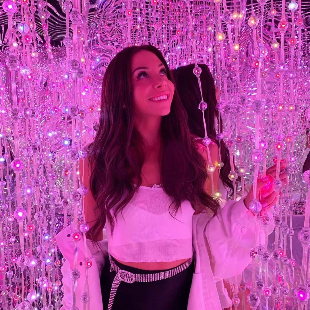 マンディー・ジルーのインスタグラム：「I’m still looking up 🎶✨💖」