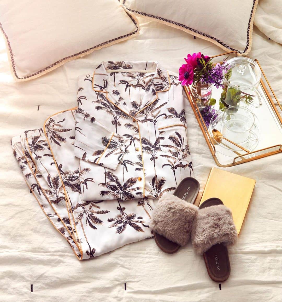 のインスタグラム：「Weekend lounging? You'll need new PJs for that 😍 🔍 PJs: 603308 Slippers: 349131. #weekend #pjs #relaxing #relax #chill #weekendvibes #pyjamas #friday #friyay #nightin #cosy」
