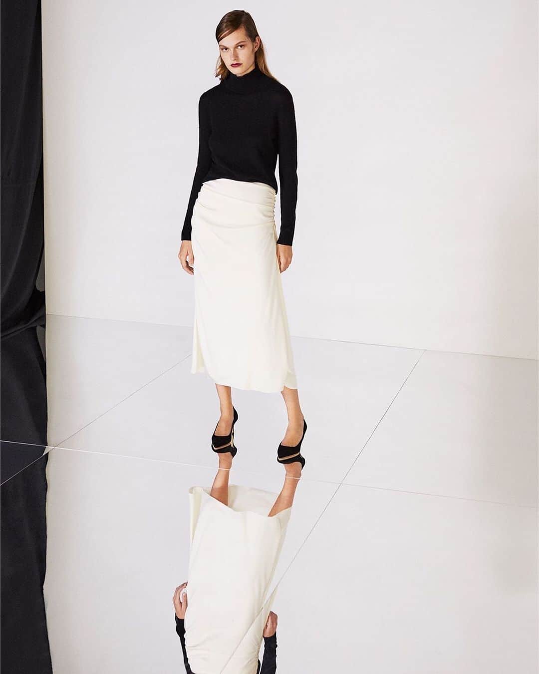 のインスタグラム：「Just arrived: the latest favorites from Fall 2019, including the Basic Turtleneck and Twisted Skirt.」