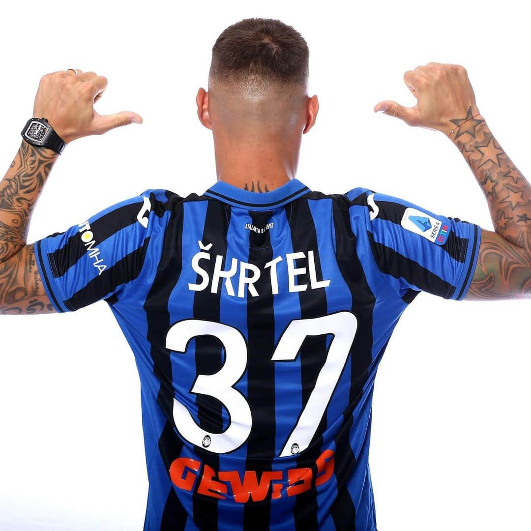 アタランタBCさんのインスタグラム写真 - (アタランタBCInstagram)「Quanti 🖤 per il nostro nuovo #37? 😍 How many 💙 for our new #37? 🤩 — #WelcomeSkrtel #GoAtalantaGo ⚫️🔵 #Atalanta3uropa #Atalanta #football #Skrtel」8月10日 4時28分 - atalantabc