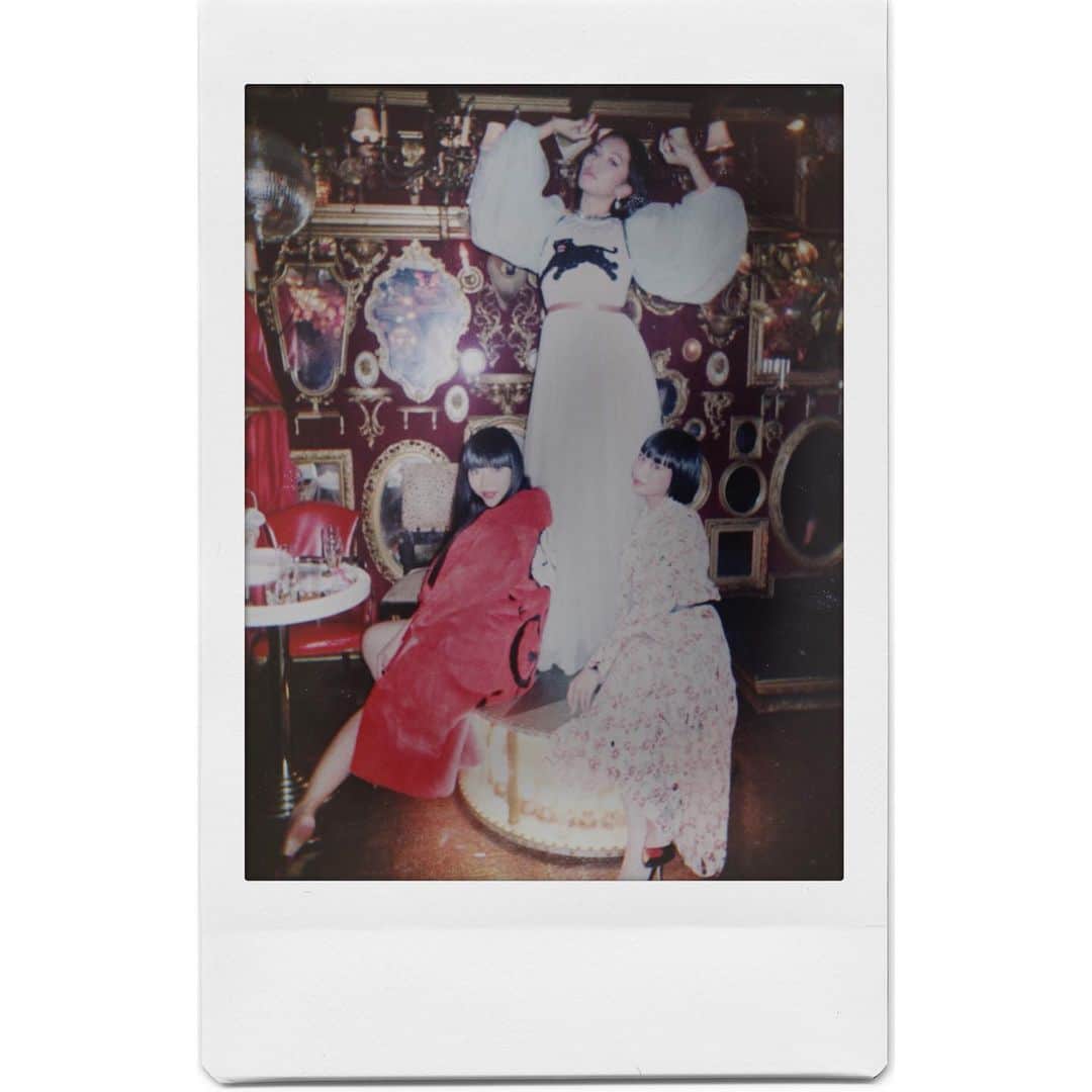 スージー・ロウさんのインスタグラム写真 - (スージー・ロウInstagram)「The powdery-ness of dried flowers in a cafe in Nakameguro The smell of bijoux, treasured print in Daikanyama’s T-Site bookstore Synthetic frutti tutti beloved in Japan Pink hair flicking amongst the musky interiors of Trump Room in Shibuya Neon nights and pottering days My pre-Nico memories of Tokyo evoked by @guccibeauty #GucciMemoire Making new ones in the future with her (see last slide)」8月10日 4時28分 - susiebubble