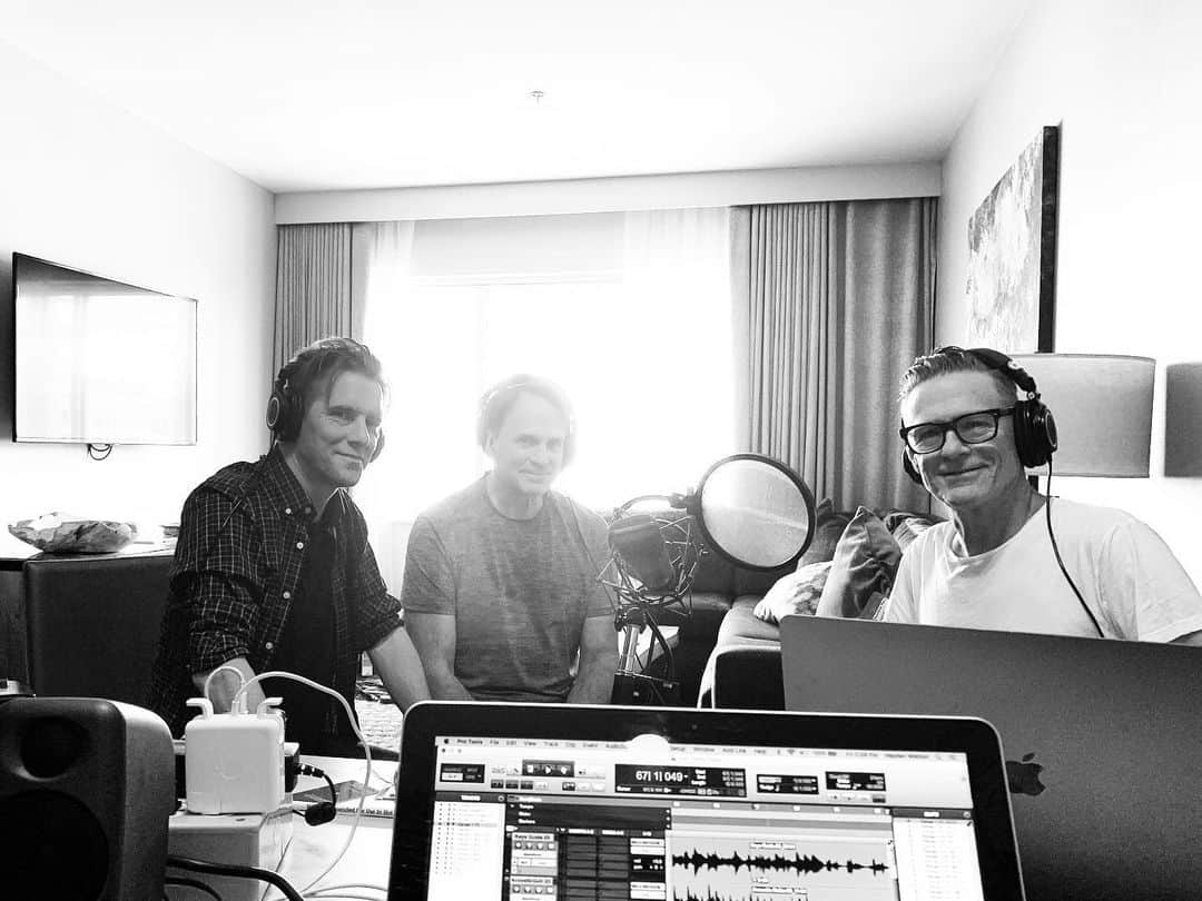 のインスタグラム：「The Pointless Brothers are back and recording on some new tracks. Thanks to the staff at the Weston’ Hotel in Buffalo for putting up with the late night sessions! #thepointlessbrothers #bryanadamsshinealight」