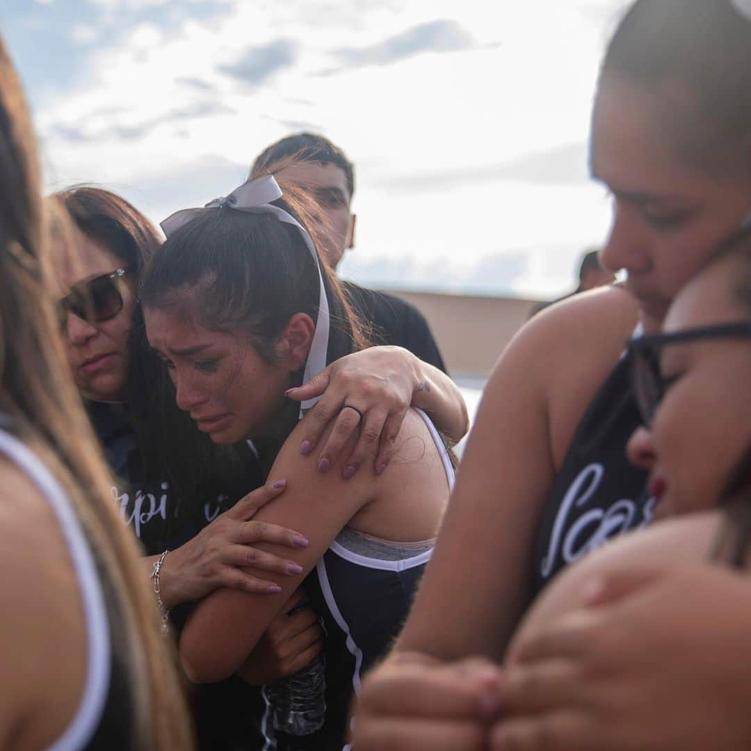 ニューヨーク・タイムズさんのインスタグラム写真 - (ニューヨーク・タイムズInstagram)「A week ago, this was an intersection of parking lots. Now it could almost pass for the soul of El Paso. Behind the Walmart where a gunman opened fire, a memorial site has taken shape, with hundreds of bouquets, dancers, mariachis and prayers to commemorate the 22 victims. Memorials erected in the wake of tragedy are often quiet and contemplative, but this one — true to the spirit of the border — has sometimes been noisy and lively, with music and children at play. Flags of the United States, Texas and Mexico flutter side by side. In the confusion after the shooting, people came here. When they felt overwhelmed by a confluence of too many emotions, they cried here. When people sought the embrace of community, this is where they found it. And it has grown large: The gestures of commemoration stretched the length of a small city block.  Visit the link in our bio to read more. @callakessler took these photos.」8月10日 4時48分 - nytimes