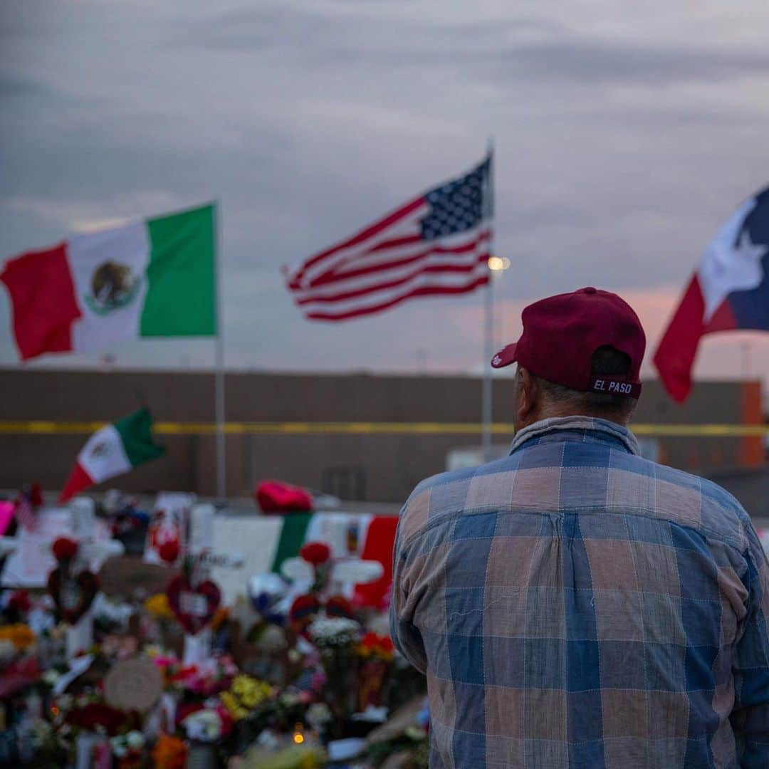 ニューヨーク・タイムズさんのインスタグラム写真 - (ニューヨーク・タイムズInstagram)「A week ago, this was an intersection of parking lots. Now it could almost pass for the soul of El Paso. Behind the Walmart where a gunman opened fire, a memorial site has taken shape, with hundreds of bouquets, dancers, mariachis and prayers to commemorate the 22 victims. Memorials erected in the wake of tragedy are often quiet and contemplative, but this one — true to the spirit of the border — has sometimes been noisy and lively, with music and children at play. Flags of the United States, Texas and Mexico flutter side by side. In the confusion after the shooting, people came here. When they felt overwhelmed by a confluence of too many emotions, they cried here. When people sought the embrace of community, this is where they found it. And it has grown large: The gestures of commemoration stretched the length of a small city block.  Visit the link in our bio to read more. @callakessler took these photos.」8月10日 4時48分 - nytimes