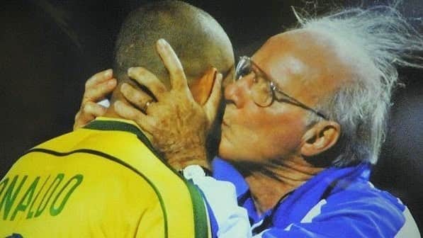 ロナウドのインスタグラム：「88 anos do melhor técnico da minha carreira. Que honra, que sorte a minha (nossa)! Zagallo era um pai dentro de campo. Gentil, paciente, sabia como ninguém como ensinar e nos impulsionar. Despertava em nós, jogadores, o nosso melhor futebol; e, nos brasileiros, o orgulho da “amarelinha”. Feliz aniversário, #Zagallo! Obrigado por tudo. #zagallo88anos」