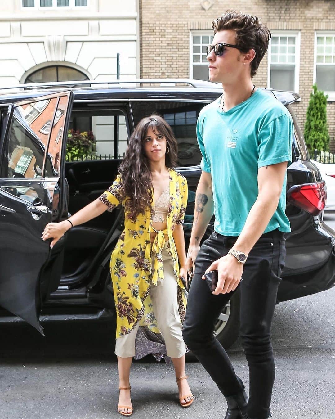 Just Jaredさんのインスタグラム写真 - (Just JaredInstagram)「@camila_cabello and @shawnmendes hold hands while heading back to Shawn’s apartment after celebrating his 21st birthday in NYC. #CamilaCabello #ShawnMendes Photos: Backgrid」8月10日 4時52分 - justjared