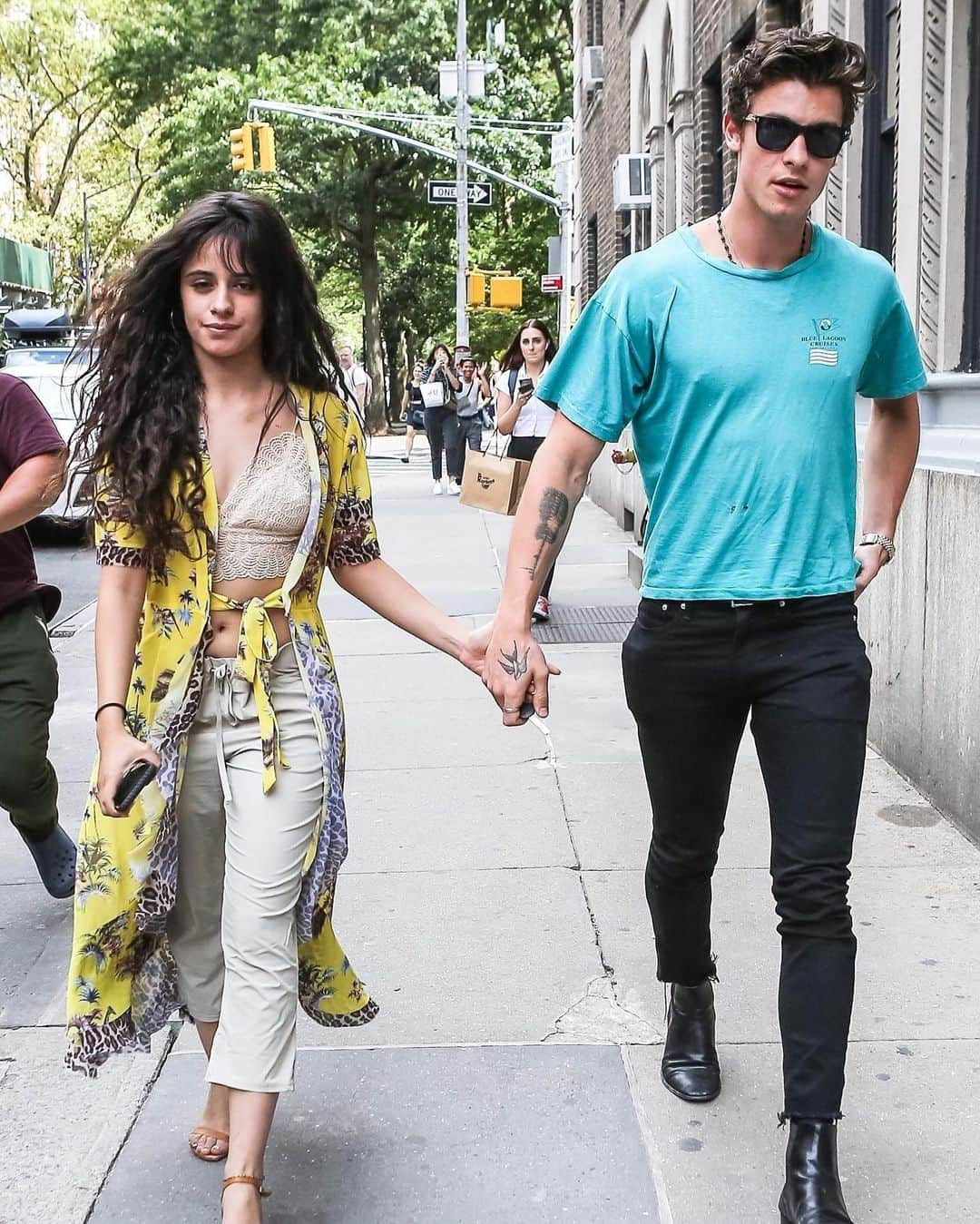 Just Jaredさんのインスタグラム写真 - (Just JaredInstagram)「@camila_cabello and @shawnmendes hold hands while heading back to Shawn’s apartment after celebrating his 21st birthday in NYC. #CamilaCabello #ShawnMendes Photos: Backgrid」8月10日 4時52分 - justjared