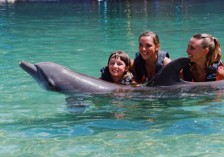 ケンドール・バーツさんのインスタグラム写真 - (ケンドール・バーツInstagram)「My first kiss went a little like this💕🐬」8月10日 4時52分 - kendallvertes