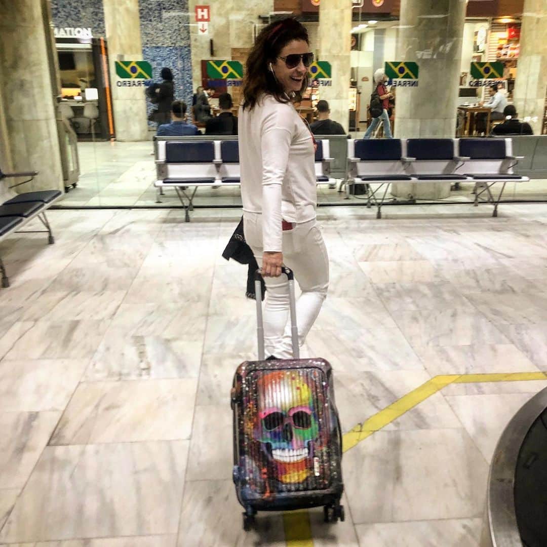 Giovanna Antonelliのインスタグラム：「‘Aerolook’ rsrs... com minha malinha inseparável do momento rsrsrs!!!! ⚡️💀 #art #lookinho #job #sextou」