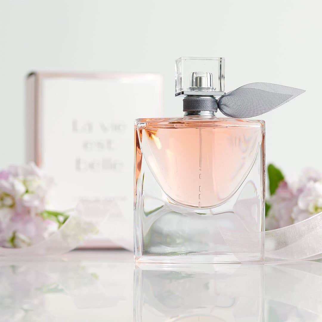 ロック&リパブリックのインスタグラム：「Really wishing scratch-and-sniff posts were a thing. Tap to shop new Lancôme La Vie Est Belle. #Kohls」