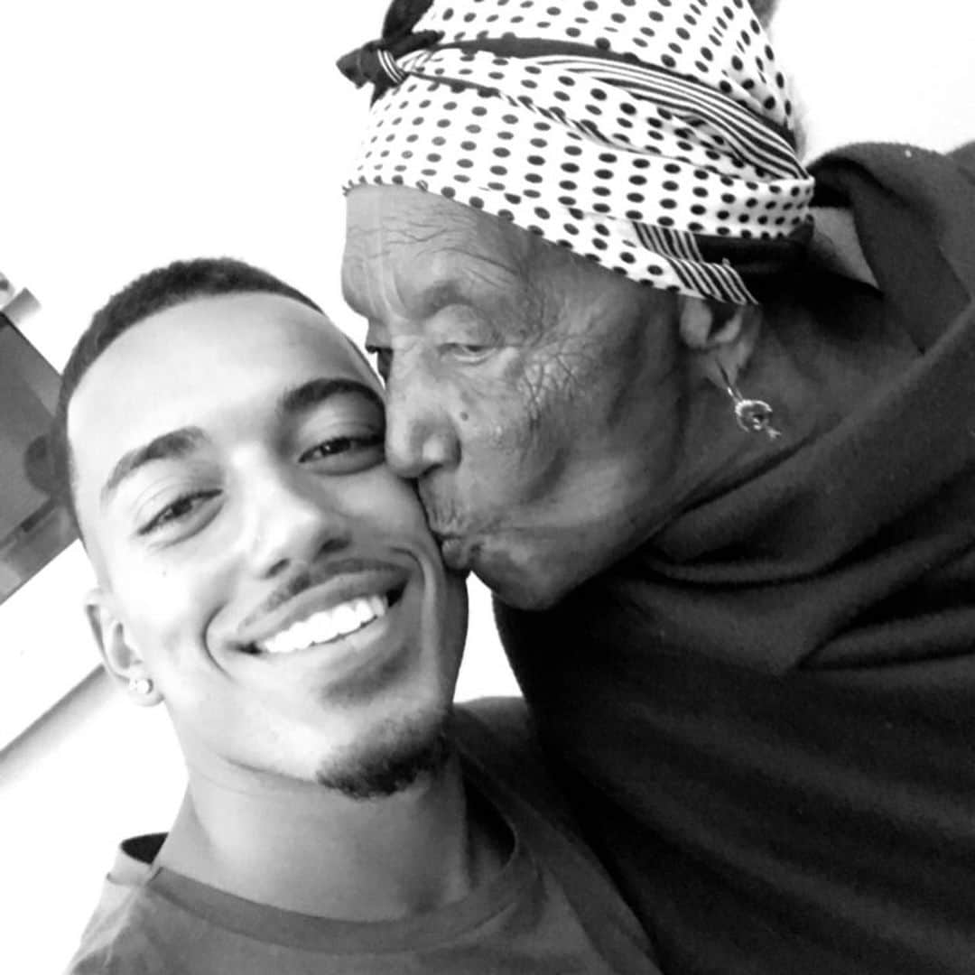 ルベン・ヴェソのインスタグラム：「Minha bisa querida, minha guerreira, o suporte desta linda e grande família... somos gratos por te termos tido nas nossas vidas. Que a tua alma descanse em paz e que tenhas o teu descanso eterno minha rainha 🙏🏽 Olha por todos nós 🕊🌟❤️」