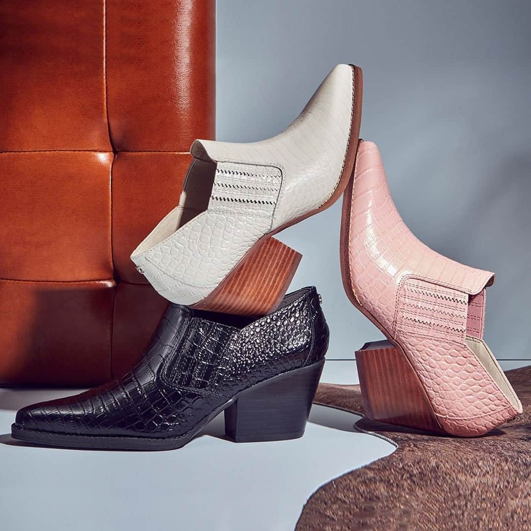 サムエデルマンのインスタグラム：「The low bootie you've been search for! Meet our new Walton」