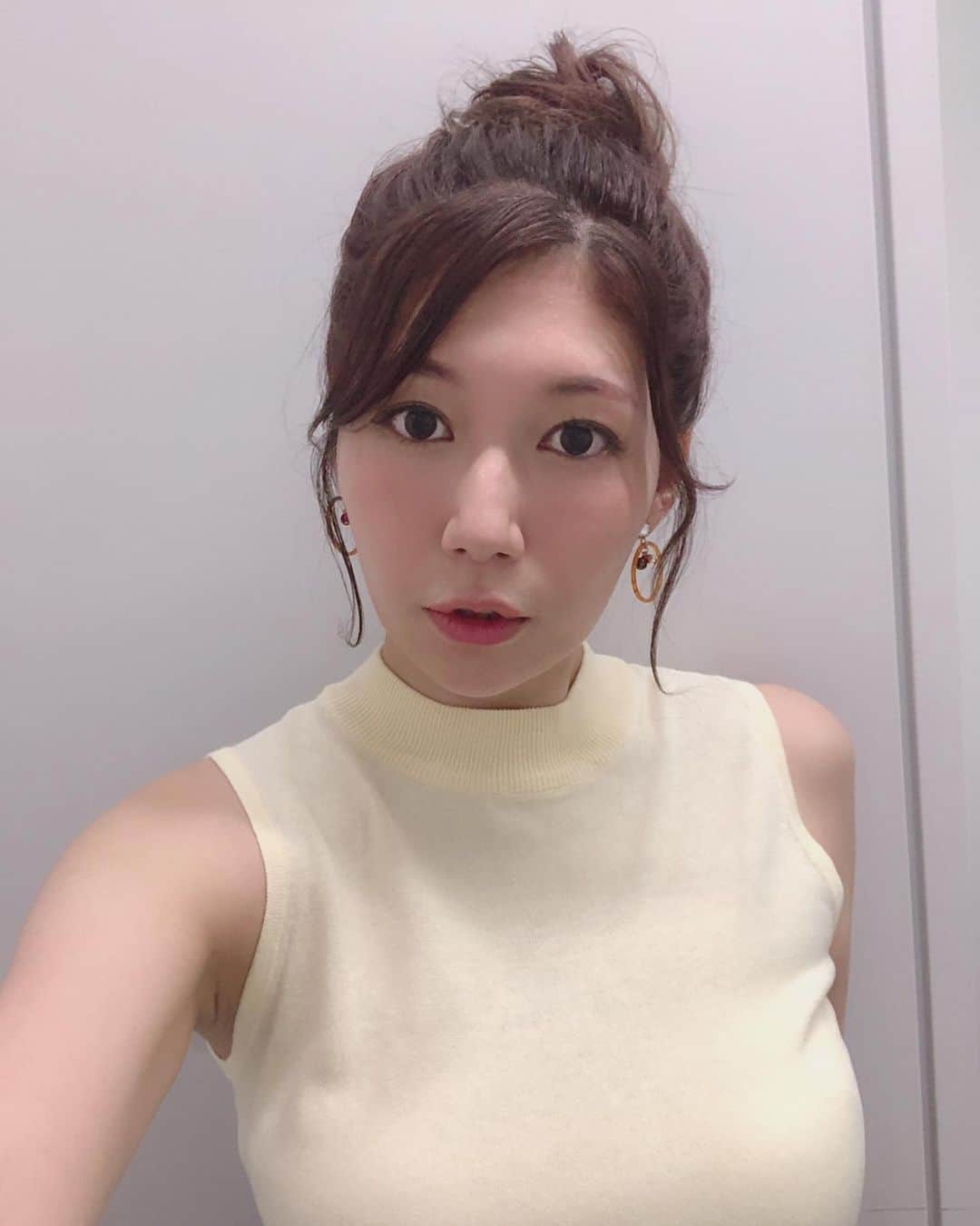 穂川果音さんのインスタグラム写真 - (穂川果音Instagram)「<hair style>  久々にお団子スタイル🎑♪ 首回りをスッキリさせて暑さ対策です♡  イヤリング→ @leange_pippi  #アベプラ #abematv  #weather #weatherforecast #気象予報士 #穂川果音 #instastyle #instahair  #ヘアアレンジ #巻き髪 #hair #hairstyle #hairarrange #ほかのん #hairstyles #お団子ヘアー #hairstyling #おしゃれ #お団子アレンジ #夏コーデ #お団子ヘア #アップスタイル」8月10日 5時07分 - hokawakanonn