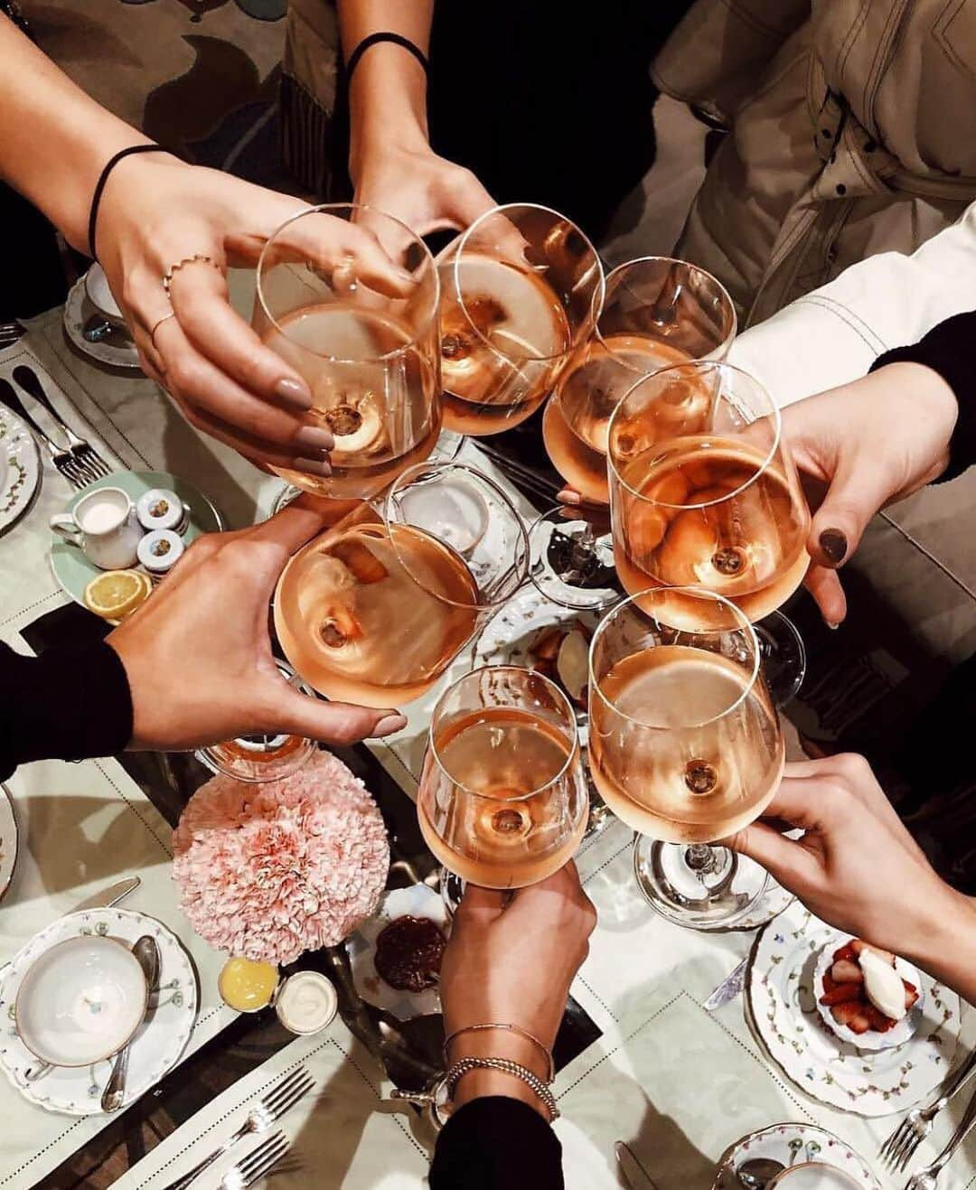 アナ・チエリさんのインスタグラム写真 - (アナ・チエリInstagram)「Cheers to the weekend!! Tag your crew! 🥂  #Cheers」8月10日 5時10分 - anacheri