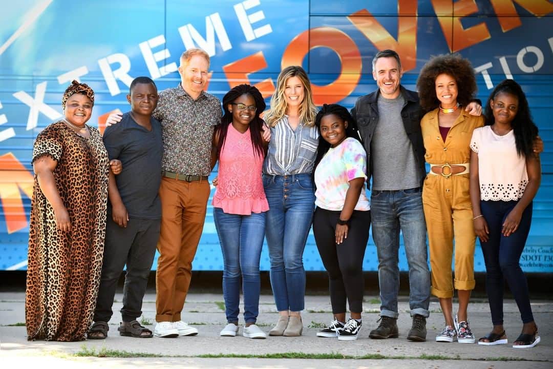 HGTVさんのインスタグラム写真 - (HGTVInstagram)「The bus is back! 🚌 Our design team and host @jessetyler are going extreme for the Barobi family in Ogden, Utah! #HGTVExtreme. Visit the #linkinbio to learn how you can volunteer and help this deserving family!」8月10日 5時11分 - hgtv