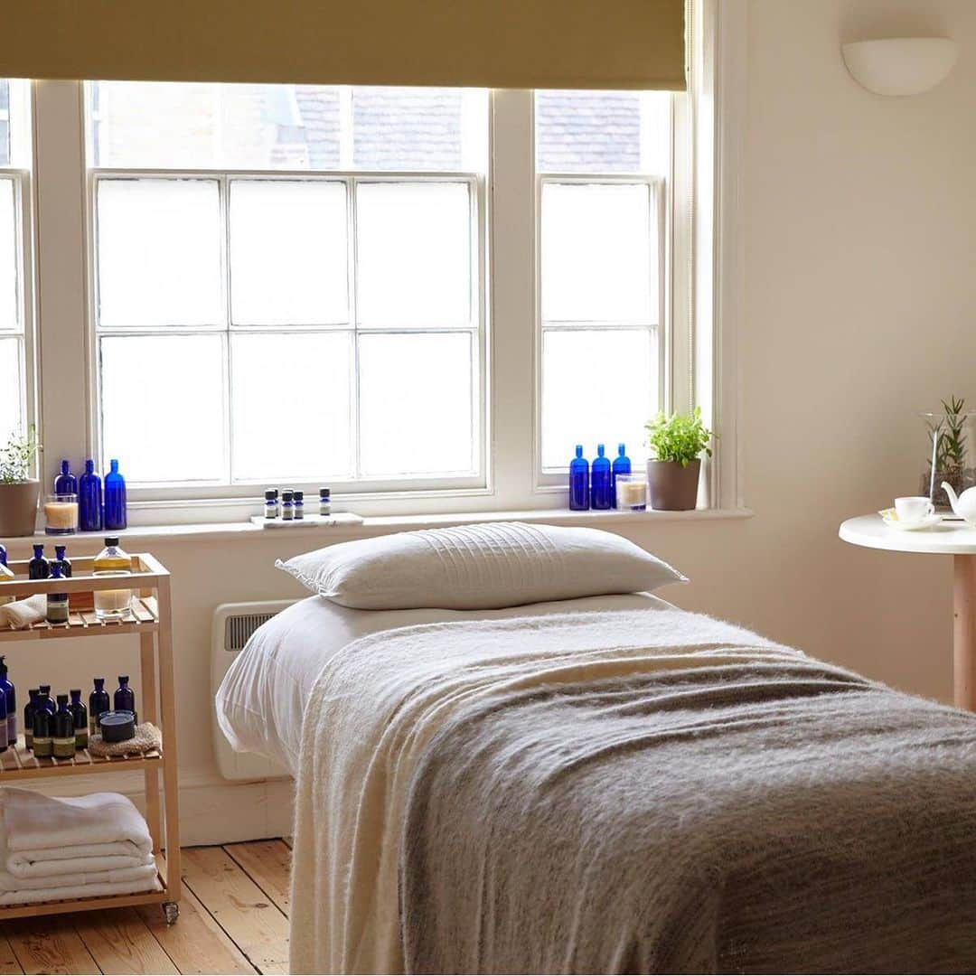 Neal's Yard Remediesさんのインスタグラム写真 - (Neal's Yard RemediesInstagram)「Massage, acupuncture, facials and reflexology - these are just some of the holistic therapies available in our therapy rooms around the U.K. 💆🏻‍♀️💆🏽‍♂️ Go on, treat yourself!」8月10日 5時22分 - nealsyardremedies