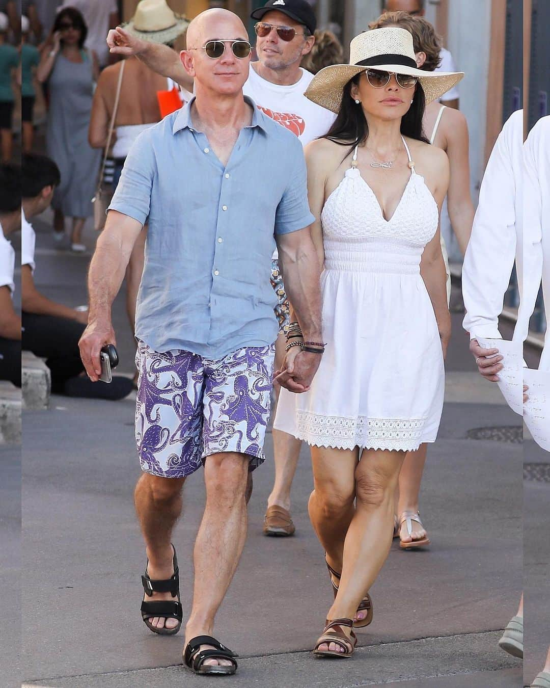 Just Jaredさんのインスタグラム写真 - (Just JaredInstagram)「Amazon founder and CEO @jeffbezos is on vacation with girlfriend Lauren Sanchez and some other very powerful people. Tap this photo at the link in bio to see photos of the whole group!  #JeffBezos #LaurenSanchez Photos: Backgrid」8月10日 5時45分 - justjared