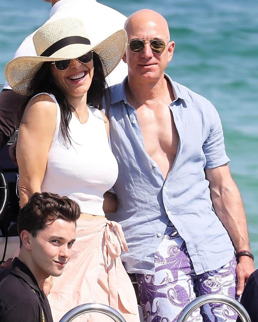 Just Jaredさんのインスタグラム写真 - (Just JaredInstagram)「Amazon founder and CEO @jeffbezos is on vacation with girlfriend Lauren Sanchez and some other very powerful people. Tap this photo at the link in bio to see photos of the whole group!  #JeffBezos #LaurenSanchez Photos: Backgrid」8月10日 5時45分 - justjared