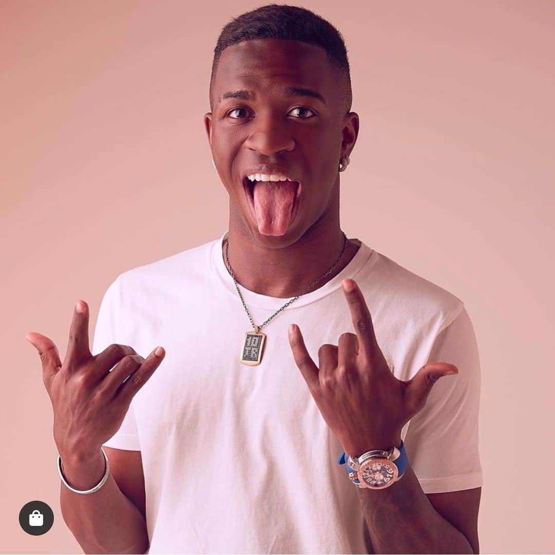 ヴィニシウス・ジュニオールのインスタグラム：「🤟🏾😜 @gagamilanoworld」