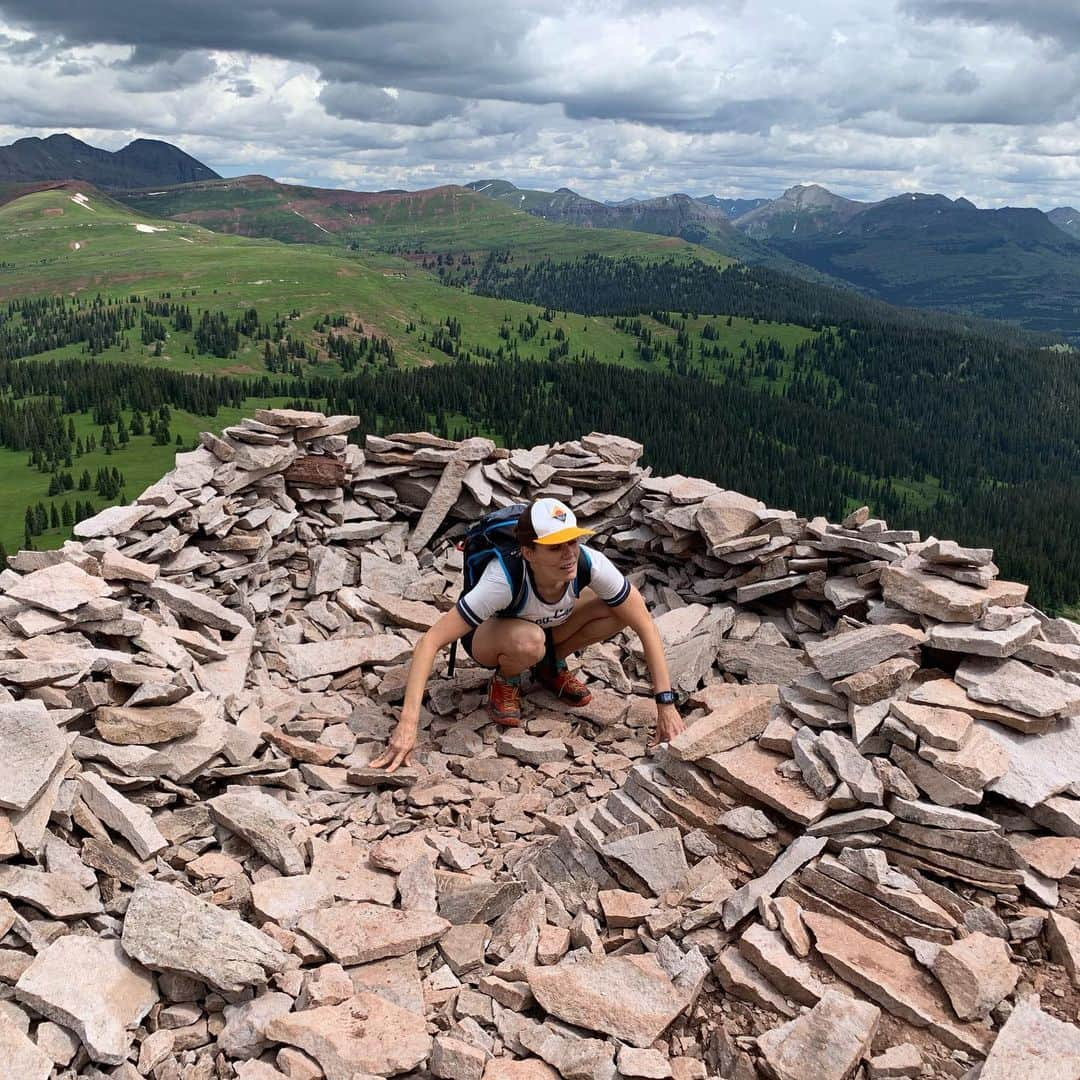 エミリー・スワローさんのインスタグラム写真 - (エミリー・スワローInstagram)「I’m on a #rockymountainhigh!  #engineermountain treated us to spectacular wildflowers, glute-killing ascents and a just-in-the-nick-of-time escape from a thunderstorm.  Nature, you’re cool.  #godsglory #rockymountains #engineermountaintrail #cantstopwontstop #naturegirl #wildflowers」8月10日 5時58分 - bigeswallz