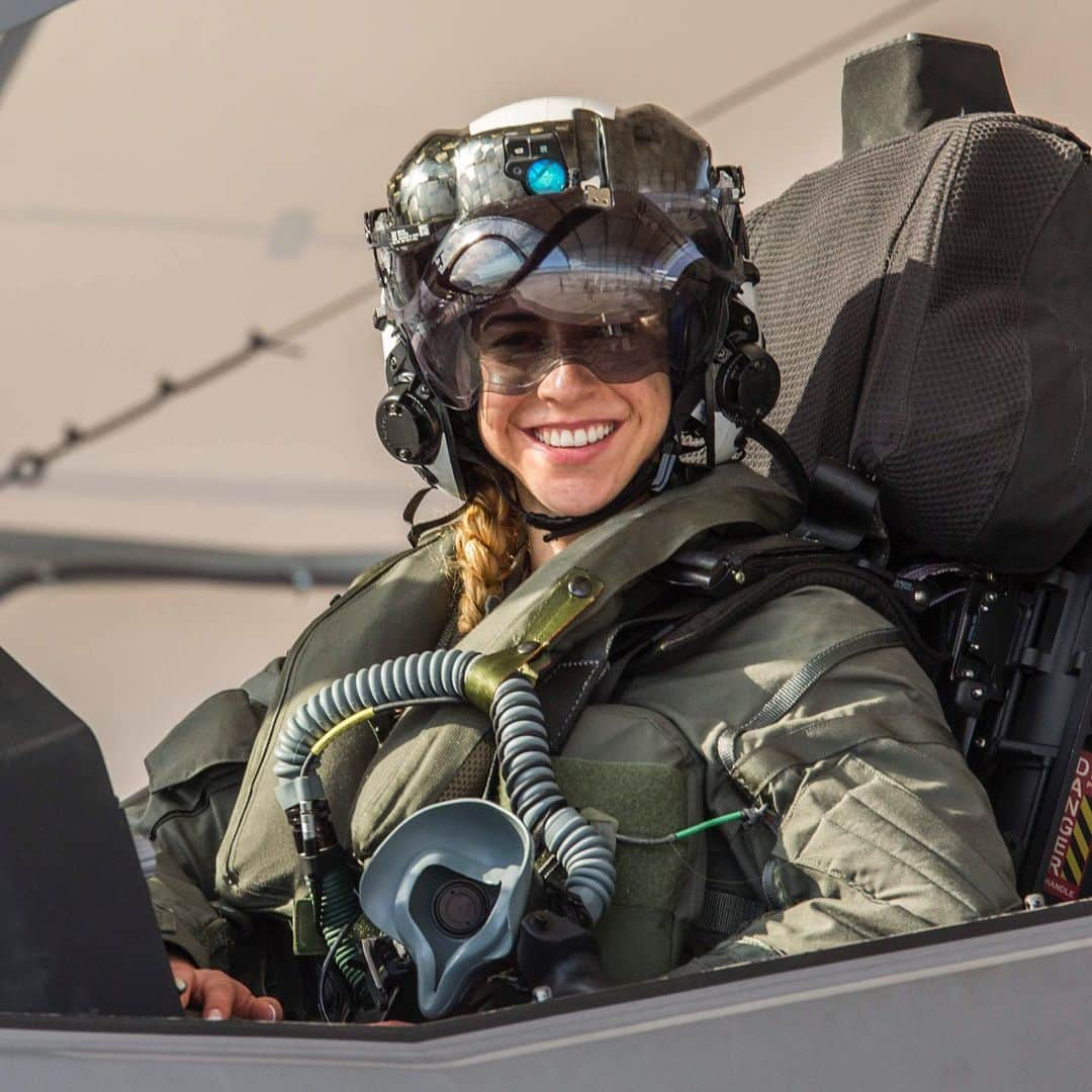 アメリカ海兵隊さんのインスタグラム写真 - (アメリカ海兵隊Instagram)「Making History  Capt. Anneliese Satz became the Corps’ first female F-35B pilot. Satz graduated the F-35B Lighting II Pilot Training Program in June and will be assigned to Marine Fighter Attack Squadron 121 in Iwakuni, Japan. (U.S. Marine Corps photos by Sgt. Ashley Phillips)  #History #FirstFemale #FemaleMarines #MarineCorps #Aviation #F35」8月10日 5時53分 - marines