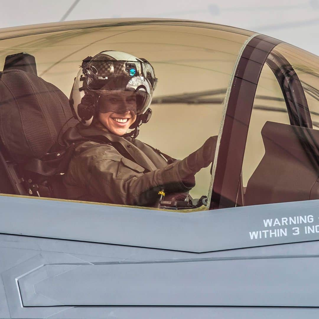 アメリカ海兵隊さんのインスタグラム写真 - (アメリカ海兵隊Instagram)「Making History  Capt. Anneliese Satz became the Corps’ first female F-35B pilot. Satz graduated the F-35B Lighting II Pilot Training Program in June and will be assigned to Marine Fighter Attack Squadron 121 in Iwakuni, Japan. (U.S. Marine Corps photos by Sgt. Ashley Phillips)  #History #FirstFemale #FemaleMarines #MarineCorps #Aviation #F35」8月10日 5時53分 - marines