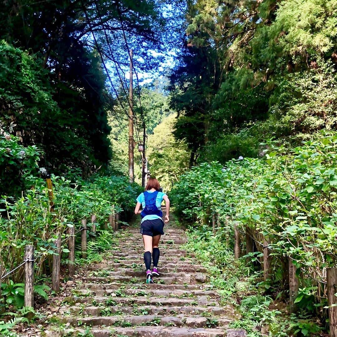 西谷綾子さんのインスタグラム写真 - (西谷綾子Instagram)「✴︎ いろんな巡り合わせやタイミングでこの3人で トレランに行くことに💓😆✨ご縁に感謝っ😍🙏 @yuri1229 @yukahashizume ・ ゆかさんの大好きな大平山トレランコース🐾⛰ いきなり登り坂+1000段の階段っ😂 面白いぃー‼︎👏😆 ・ 小刻みなアップダウン、トレイル、ロードと 私達の状況を見ながら上手く組み合わせ&ナビゲートしてくれたおかげで楽しかったー🤗 ・ ゆりさんは筋肉痛がありながらもキツかったはずなのに ずっと笑っていて、私達の写真沢山撮ってくれたり♪ ホント気遣いが素敵☺️ ・ 季節によっては桜、紫陽花、紅葉が楽しめる魅力溢れた場所🌸🌼🍁また行きたいなー😍 ・ 終始みんな笑顔で一緒にいて居心地が良かった〜✨☺️ ・ #綾子run #栃木県 #大平山 #トレイルラン #2人とも笑顔が素敵 #その笑顔に癒された #リラックス #自然  #お話も出来て嬉しかったな ☺︎ #trailrunning #trail  #running #run #sports #enjoy #happy #smile #active #girl #challenges #running #runlife #runninglife #runner #runninggirl」8月10日 6時07分 - ayako.nishitani