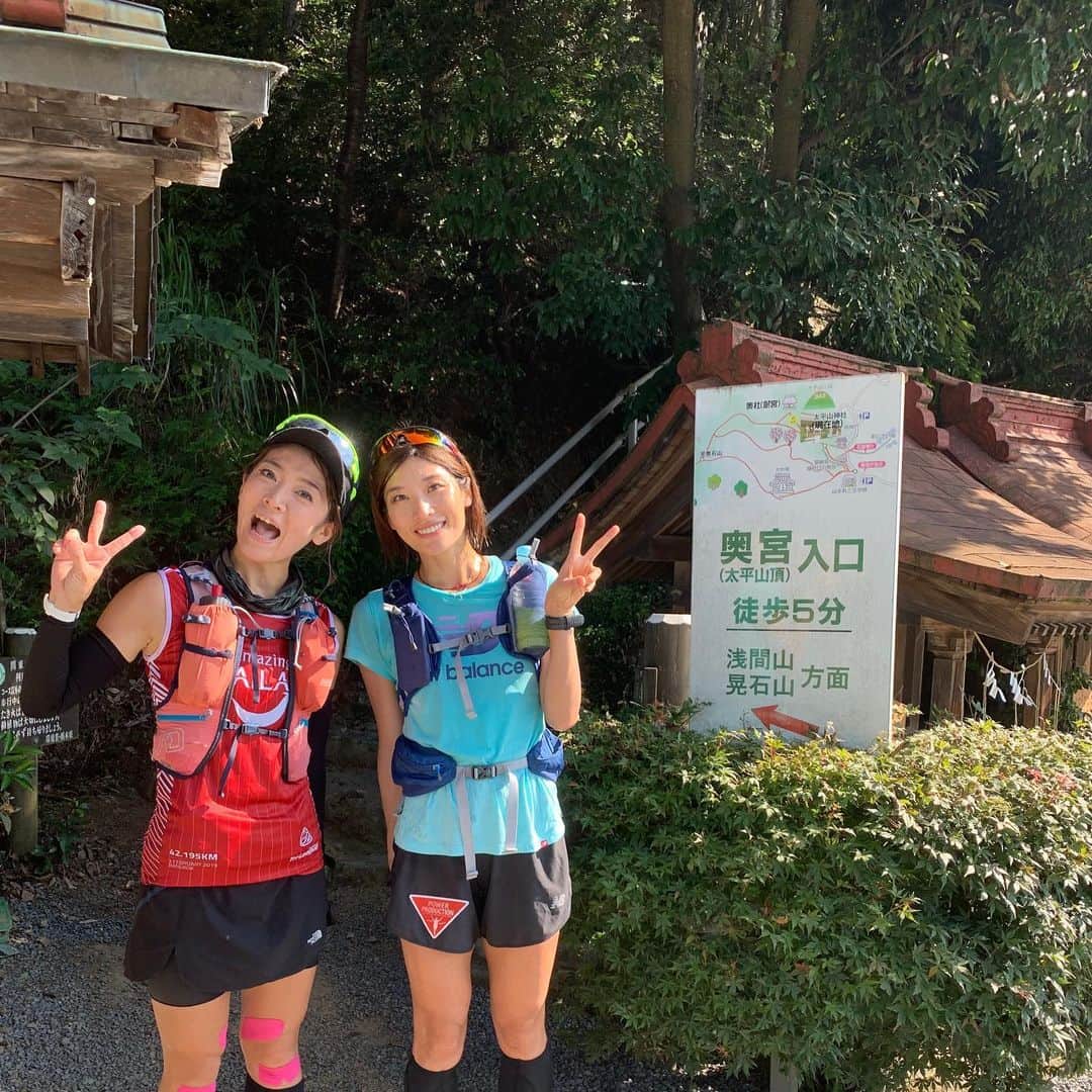 西谷綾子さんのインスタグラム写真 - (西谷綾子Instagram)「✴︎ いろんな巡り合わせやタイミングでこの3人で トレランに行くことに💓😆✨ご縁に感謝っ😍🙏 @yuri1229 @yukahashizume ・ ゆかさんの大好きな大平山トレランコース🐾⛰ いきなり登り坂+1000段の階段っ😂 面白いぃー‼︎👏😆 ・ 小刻みなアップダウン、トレイル、ロードと 私達の状況を見ながら上手く組み合わせ&ナビゲートしてくれたおかげで楽しかったー🤗 ・ ゆりさんは筋肉痛がありながらもキツかったはずなのに ずっと笑っていて、私達の写真沢山撮ってくれたり♪ ホント気遣いが素敵☺️ ・ 季節によっては桜、紫陽花、紅葉が楽しめる魅力溢れた場所🌸🌼🍁また行きたいなー😍 ・ 終始みんな笑顔で一緒にいて居心地が良かった〜✨☺️ ・ #綾子run #栃木県 #大平山 #トレイルラン #2人とも笑顔が素敵 #その笑顔に癒された #リラックス #自然  #お話も出来て嬉しかったな ☺︎ #trailrunning #trail  #running #run #sports #enjoy #happy #smile #active #girl #challenges #running #runlife #runninglife #runner #runninggirl」8月10日 6時07分 - ayako.nishitani