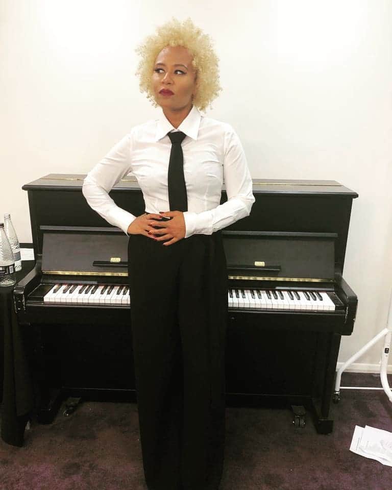 Emeli Sandéさんのインスタグラム写真 - (Emeli SandéInstagram)「What an absolute honour it was to perform at the Eurythmics song book concert tonight at the @royalfestivalhall! Thank you so much for having me @davestewarteurythmics I enjoyed it so much!  Thank you @officialannielennox for your incredible vocal and style prowess 🕴👌🏽You've inspired me from the very beginning of my musical journey to be myself unapologetically. Thank you both for such sublime music! Your lyrics, melodies and spirit fill me with love , hope and bravery x」8月10日 6時02分 - emelisande