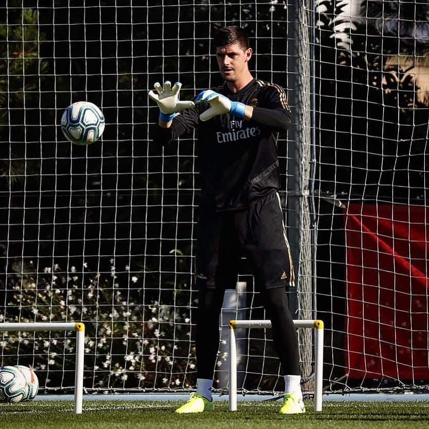 ティボ・クルトゥワのインスタグラム：「👐🏻⚽️ #HalaMadrid」