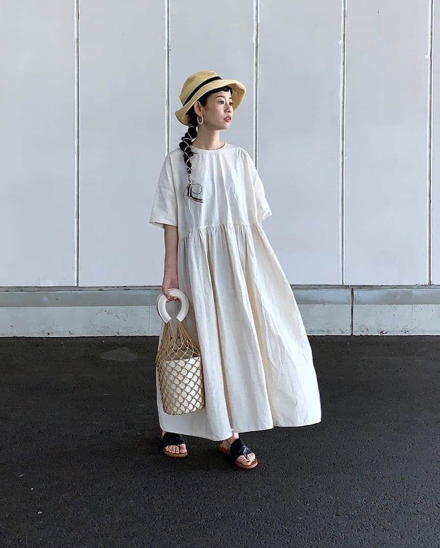 MINEさんのインスタグラム写真 - (MINEInstagram)「キレイめにもカジュアルにも着こなせる白ワンピース✨ 編みバッグに麦わら帽子、サンダルと小物に夏を取り入れて、お洒落を楽しもう🌞🌿 アイテムの詳細は @yuki_takahashi0706 さんのアカウントをチェック💁 素敵なお写真ありがとうございます☺️ . 👇募集中👇 MINEでは夏花火コーデを大募集🎇！！ #夏花火コーデ をつけて投稿してください👘♡ 投稿していただいたコーデの中から選ばせていただいたものをMINEの記事 or MINE公式インスタグラムにてご紹介させてもらいます！ あなたもMINEに載れるかも😍 . #今日のコーデ #コーデ #シンプル #シンプルコーデ #カジュアル #きれいめカジュアル #プチプラ #スカート #夏コーデ #着回し #着回しコーデ #大人コーデ #大人女子 #通勤服 #通勤コーデ #大人ファッション #fashion #低身長コーデ #ootd #mineby3mootd #mineby3m #アラサーコーデ #アラフォーコーデ #オトナ女子 #オトナ女子コーデ #プチプラコーデ #夏コーデ #大人カジュアル #大人服」8月10日 6時02分 - mineby3m