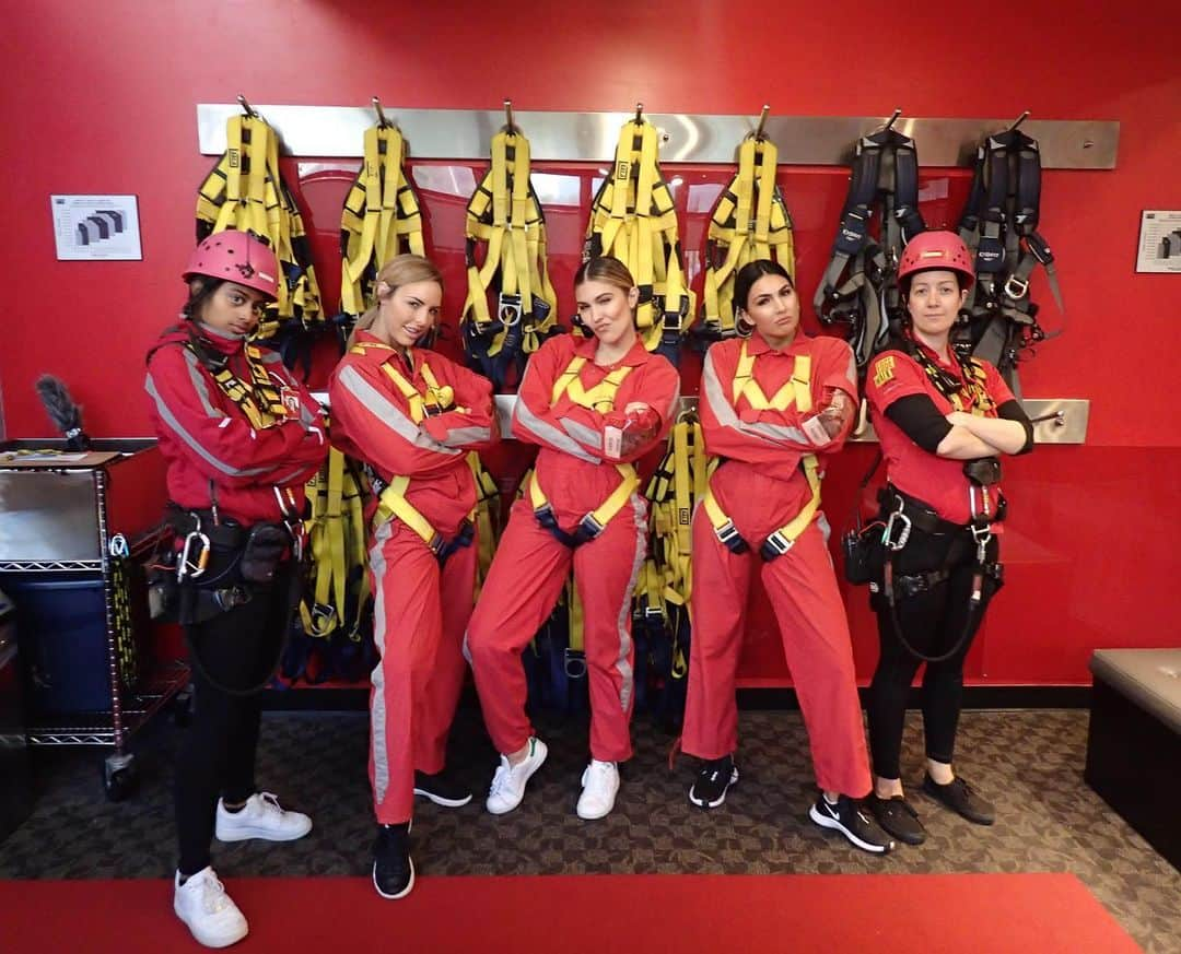 キャシー・ケリーさんのインスタグラム写真 - (キャシー・ケリーInstagram)「i’ve never felt more like Ethan Hunt than scaling a freaking building this morning. hanging out (like literally... hanging from 1168ft up) with my best friends on the planet (the #iiconics) conquering our fears together! super confident, not nervous at all 😳 full video of our adventure coming soon」8月10日 6時05分 - cathykelley