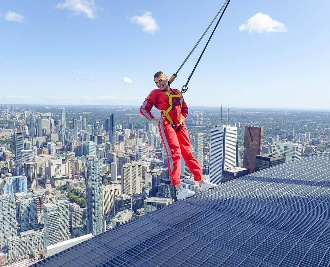 キャシー・ケリーさんのインスタグラム写真 - (キャシー・ケリーInstagram)「i’ve never felt more like Ethan Hunt than scaling a freaking building this morning. hanging out (like literally... hanging from 1168ft up) with my best friends on the planet (the #iiconics) conquering our fears together! super confident, not nervous at all 😳 full video of our adventure coming soon」8月10日 6時05分 - cathykelley