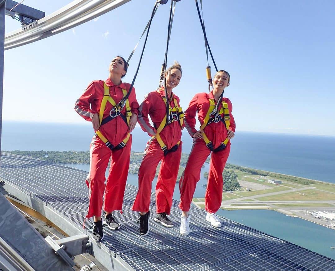 キャシー・ケリーのインスタグラム：「i’ve never felt more like Ethan Hunt than scaling a freaking building this morning. hanging out (like literally... hanging from 1168ft up) with my best friends on the planet (the #iiconics) conquering our fears together! super confident, not nervous at all 😳 full video of our adventure coming soon」