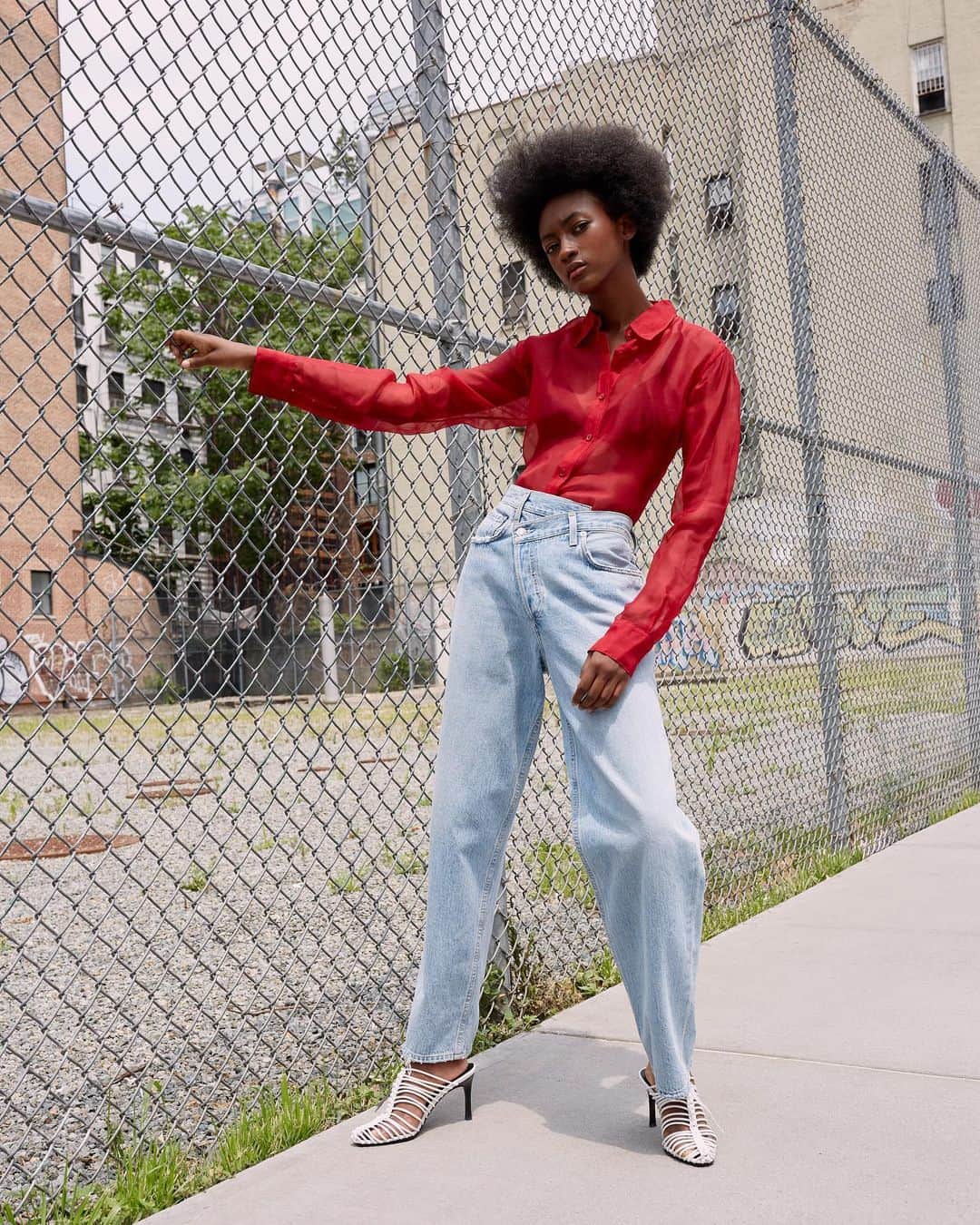 Saks Fifth Avenueのインスタグラム：「NAME TO KNOW: @agolde takes inspo from youth culture to recreate the best denim styles of years past. #SaksStyle」