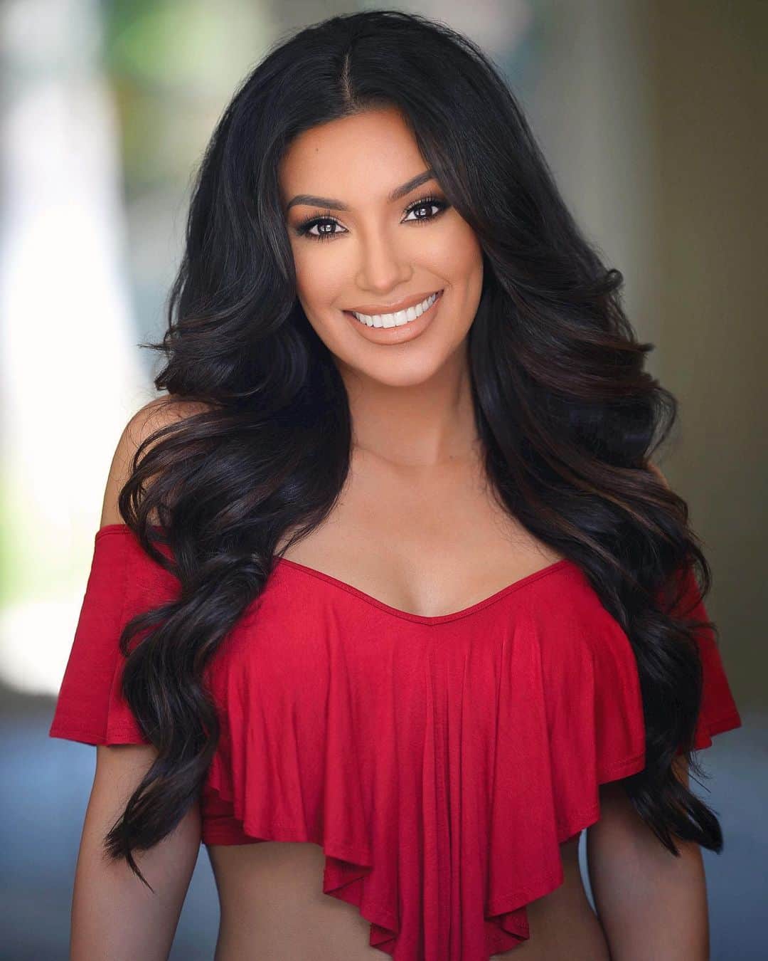 ゼリカ・シルバーのインスタグラム：「Ask me anything. Filming a Q&A Video🥀❤️ Photography: @ryanastamendiphotography  Makeup: @evilyn_mua  Hair: @hairbyandyh . . . #tgif #headshot #glambam #latina」