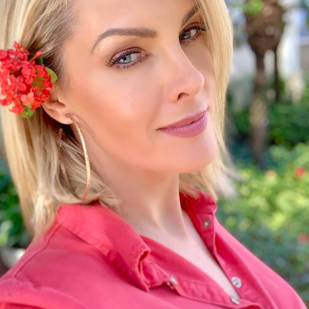 Ana Hickmannさんのインスタグラム写真 - (Ana HickmannInstagram)「Veja até a última foto porque tem surpresa !!!!! 🥰🌺 @anahickmann.beauty」8月10日 6時17分 - ahickmann