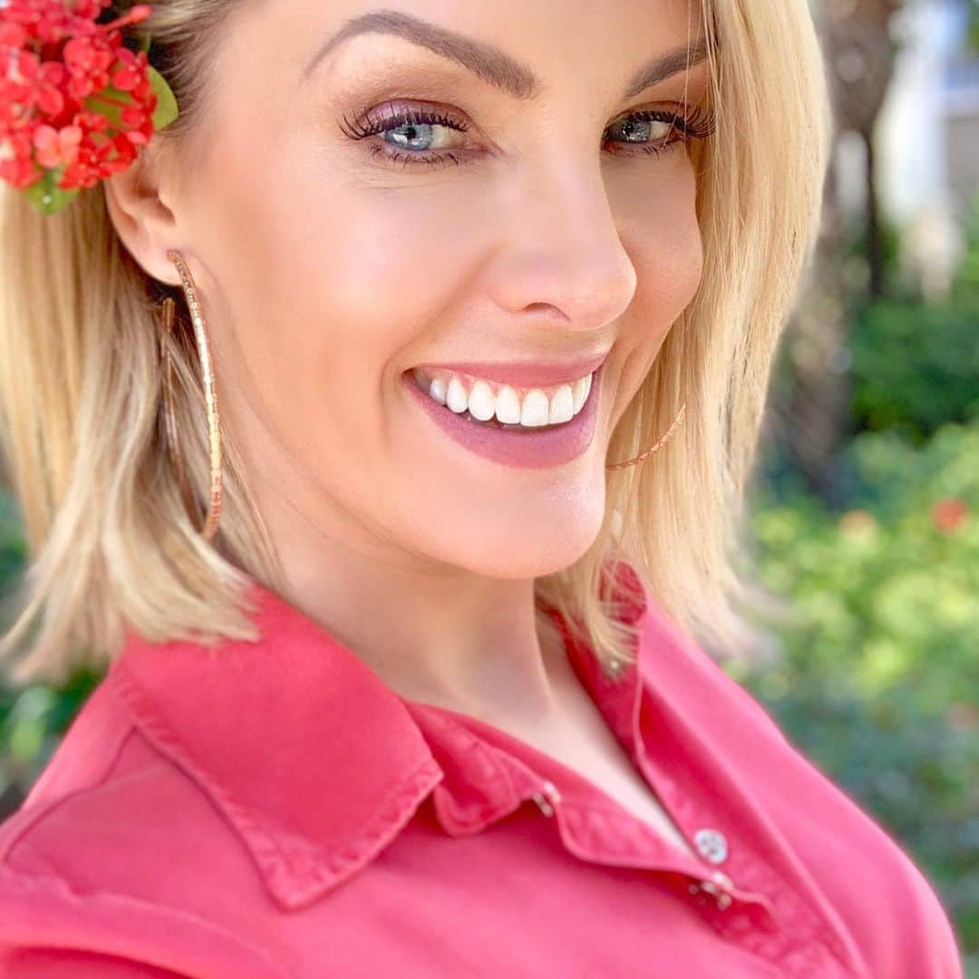 Ana Hickmannさんのインスタグラム写真 - (Ana HickmannInstagram)「Veja até a última foto porque tem surpresa !!!!! 🥰🌺 @anahickmann.beauty」8月10日 6時17分 - ahickmann