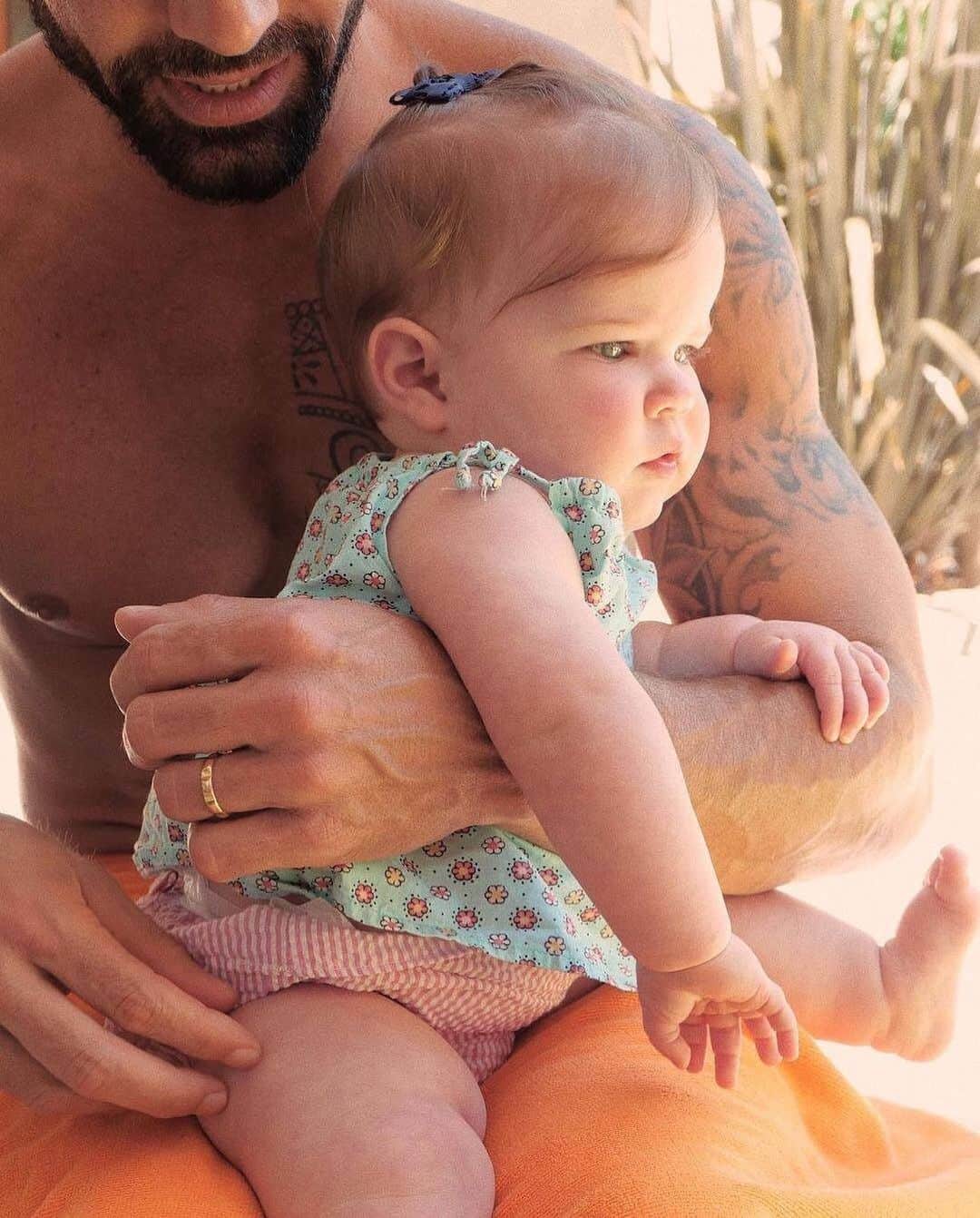 E! Onlineさんのインスタグラム写真 - (E! OnlineInstagram)「Ricky Martin is finally showing his daughter off to the world in a first-ever photo. 💕 (📷: @ricky_martin)」8月10日 6時25分 - enews