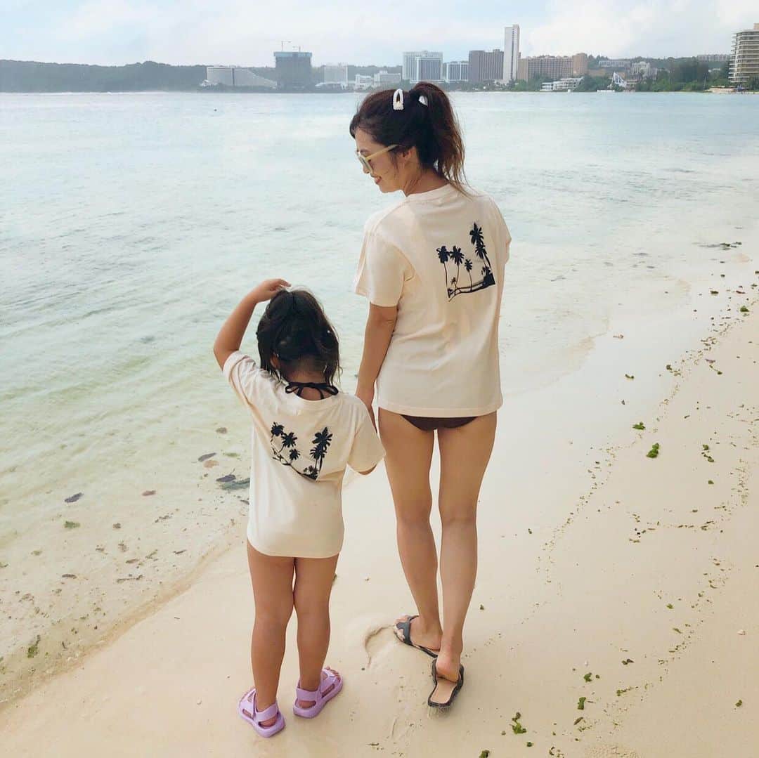 manamisotayutaさんのインスタグラム写真 - (manamisotayutaInstagram)「#GUAM 🏖👙 楽しかったなぁ💕 また行けるようにがんばろっ✨ ・ GUAMに着て行きたかったTシャツ👕 @cheri__official_  のだよー❤︎ @mii_wear  さんプロデュースのブランドが 本日10日からデビュー❤️❤️ 親子リンクできるブランド❤︎ バックプリントかわいいなぁ🏝 前の首元のさりげないロゴも😍 注目のブランド、ぜひチェックしてみてね💕 ＊ ＊ ＊ #cheri_kids#cheri #親子コーデ#親子リンクコーデ #双子コーデ #ふたごコーデ  #instaguam#trip#グアム#グアム旅行#夏休み#ママタビジョ #trip#海#sea#リゾート #カベジョ#gw_mag #Tシャツ#Tシャツコーデ#海大好き #タビジョ#女子旅  #mamagirl #ponte_fashion #ルーファ #mineby3mootd」8月10日 6時24分 - manamisotayuta